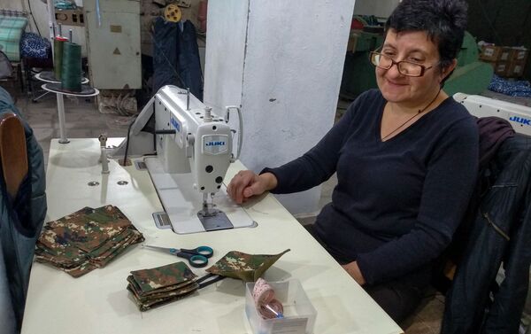 Сотрудница швейной фабрики - Sputnik Армения