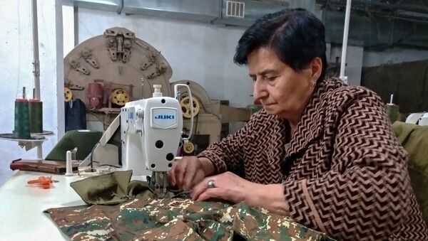 Сотрудница швейной фабрики - Sputnik Армения