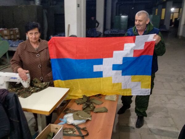 Надежный тыл: в Степанакерте добровольцы организовали швейный цех в подвале - Sputnik Армения