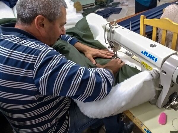 Надежный тыл: в Степанакерте добровольцы организовали швейный цех в подвале - Sputnik Армения