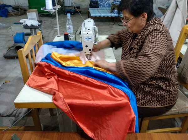 Надежный тыл: в Степанакерте добровольцы организовали швейный цех в подвале - Sputnik Армения
