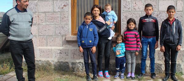 Многодетная семья Мкртчян в селе Азатан (6 октября 2020). Ширакская область Многодетная семья Мкртчян в селе Азатан (6 октября 2020). Ширакская область - Sputnik Արմենիա