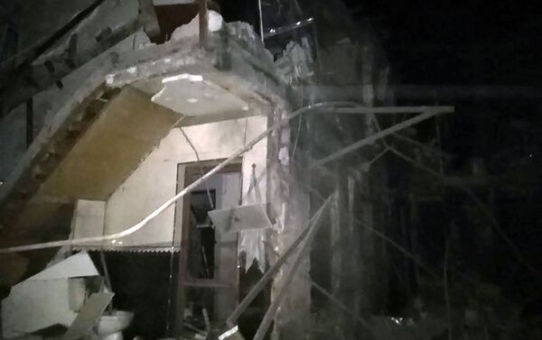 Обрушенное здание после ночных обстрелов (6 октября 2020). Степанакерт - Sputnik Армения