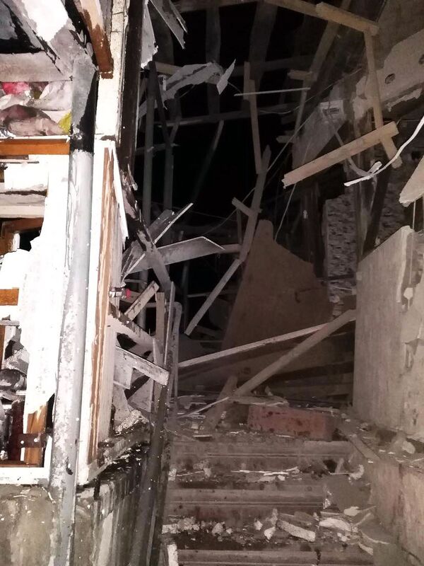 Двухэтажный дом полностью разрушен от обстрела в Степанакерте Двухэтажный дом полностью разрушен от обстрела в Степанакерте - Sputnik Армения