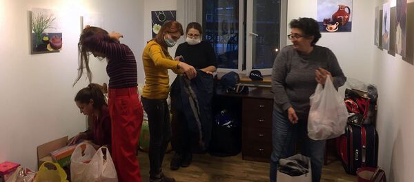 Волонтеры распределяют благотворительную помощь в галерее Саркис Мударян - Sputnik Արմենիա