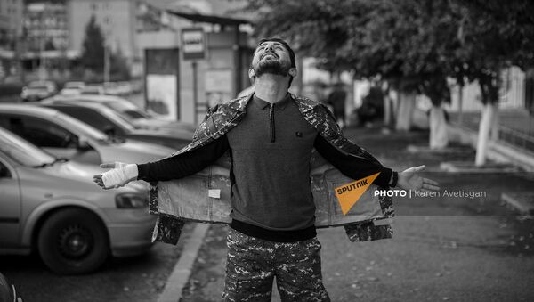 Обнимающий Родину раненный солдат в Степанакерте - Sputnik Армения