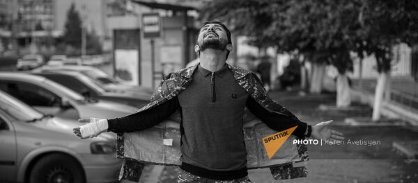 Обнимающий Родину раненный солдат в Степанакерте - Sputnik Արմենիա