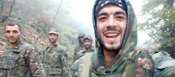 Певец Артур Хаченц на передовой поет народно-освободительную песню - Sputnik Արմենիա