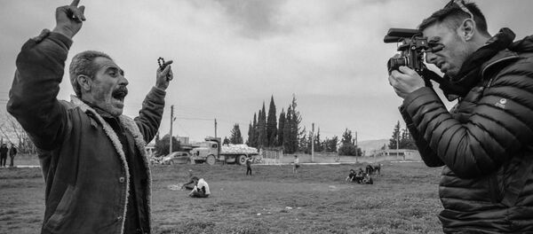 Бразильский военный документалист Габриель Шаим за работой Бразильский военный документалист Габриель Шаим за работой - Sputnik Արմենիա