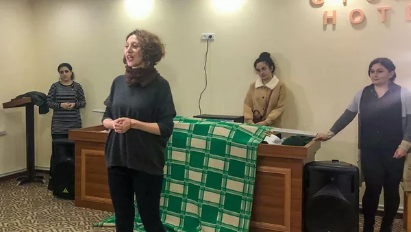 Театральная труппа Гос.театра имени Мкртича Хандамиряна из Шуши представила кукольный спектакль для детей из Карабаха (7 октября 2020). Гюмри - Sputnik Армения