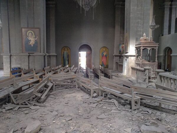 ВС Азербайджана обстреляли символ Шуши — собор Казанчецоц. В храме были дети - Sputnik Армения