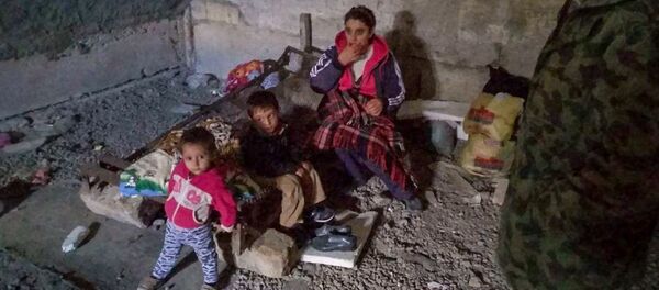 Укрывавшиеся в Соборе Сурб Казанчецоц во время ночных обстрелов Шуши люди - Sputnik Արմենիա