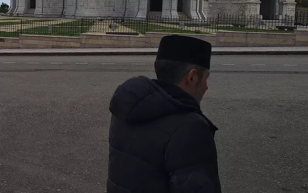 Священнослужитель у попавшего под обстрел Собора Сурб Казанчецоц в Шуши (8 октября 2020). Карабах Священнослужитель у попавшего под обстрел Собора Сурб Казанчецоц в Шуши (8 октября 2020). Карабах - Sputnik Армения