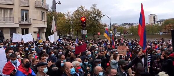 Акция протеста армянской диаспоры во Франции перед посольством Турции (8 октября 2020). Париж Акция протеста армянской диаспоры во Франции перед посольством Турции (8 октября 2020). Париж - Sputnik Արմենիա