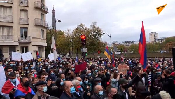 Акция протеста армянской диаспоры во Франции перед посольством Турции (8 октября 2020). Париж - Sputnik Արմենիա