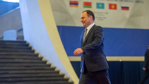 Премьер-министр Беларуси Роман Головченко перед началом заседания Евразийского межправительственного совета (9 октября 2020). Еревaн - Sputnik Армения