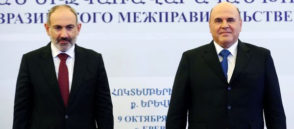 Премьер-министры Армении и России Никол Пашинян и Михаил Мишустин перед началом заседания Евразийского межправительственного совета (9 октября 2020). Еревaн - Sputnik Армения