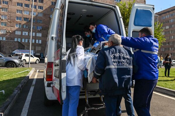 Юрий Котенок доставлен в Ереван вертолетом санавиации Юрий Котенок доставлен в Ереван вертолетом санавиации - Sputnik Армения