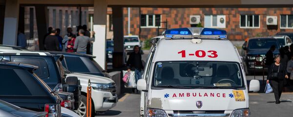 Карета скорой помощи у медицинского центра “Эребуни” - Sputnik Армения