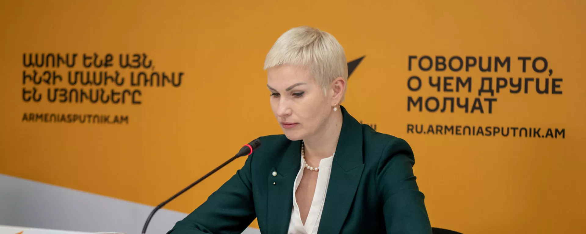 Помощник председателя Коллегии ЕЭК Ия Малкина на онлайн пресс-конференции в мультимедийном пресс-центре Sputnik Армения об итогах состоявшегося в Ереване заседания с участием глав правительств стран ЕАЭС (9 октября 2020). Еревaн - Sputnik Армения, 1920, 24.12.2020