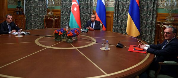 Министры иностранных дел Армении, России и Азербайджана Зограб Мнацаканян, Сергей Лавров и Джейхун Байрамов (справа налево) на трехсторонних переговорах в Доме приемов МИД России (9 октября 2020). Москвa Министры иностранных дел Армении, России и Азербайджана Зограб Мнацаканян, Сергей Лавров и Джейхун Байрамов (справа налево) на трехсторонних переговорах в Доме приемов МИД России (9 октября 2020). Москвa - Sputnik Արմենիա