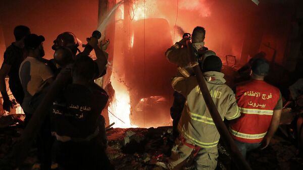 Пожарные тушат пожар в здании после взрыва дизельного бака в районе Тарик аль-Джадида в Бейруте (9 октября 2020). Ливан - Sputnik Արմենիա