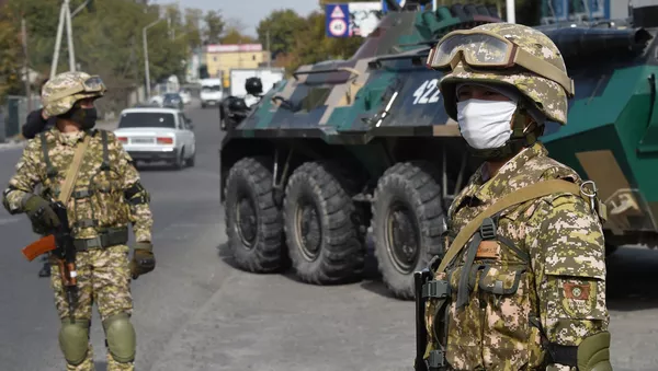 Военнослужащие на блокпосту во время беспорядков, вызванных результатами парламентских выборов (10 октября 2020). Бишкек - Sputnik Армения