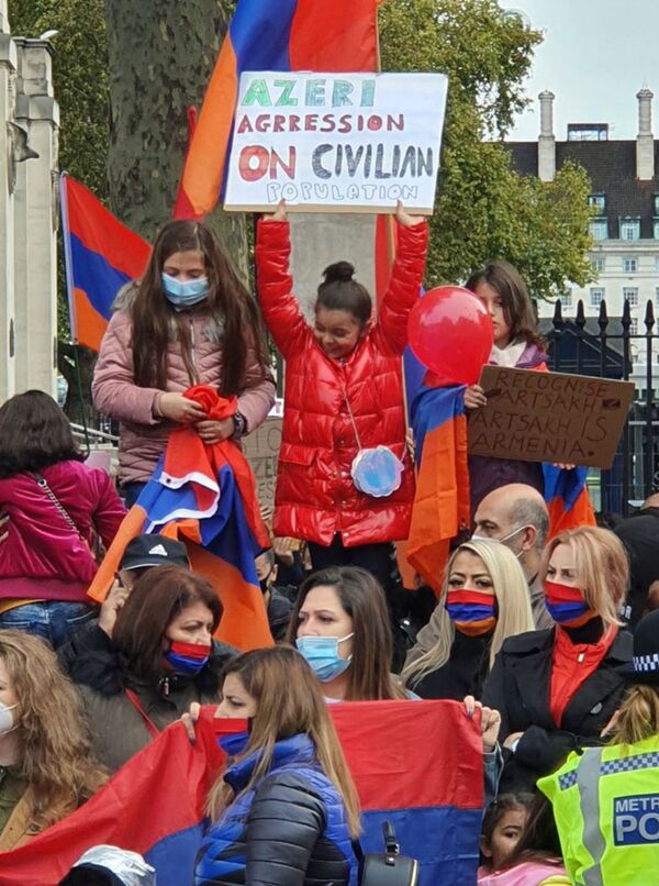 Эрдоган – террорист, признайте Карабах: армяне протестуют в центре Лондона - видео Эрдоган – террорист, признайте Карабах: армяне протестуют в центре Лондона - видео - Sputnik Армения