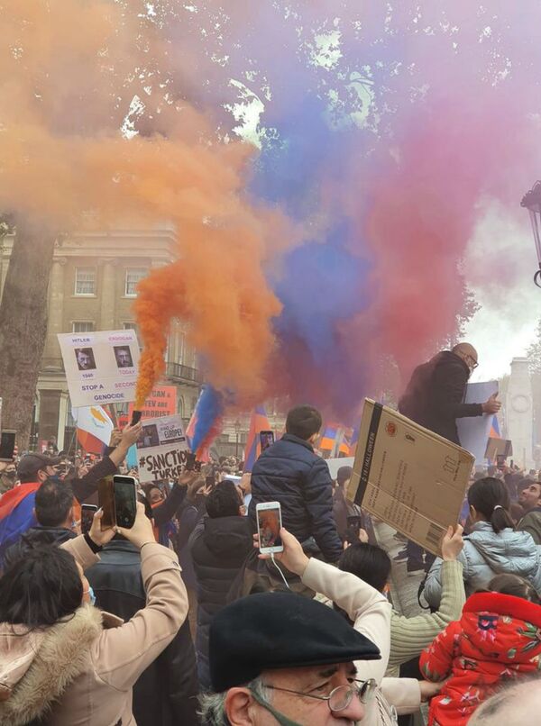 Эрдоган – террорист, признайте Карабах: армяне протестуют в центре Лондона - видео Эрдоган – террорист, признайте Карабах: армяне протестуют в центре Лондона - видео - Sputnik Армения
