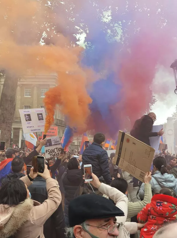Эрдоган – террорист, признайте Карабах: армяне протестуют в центре Лондона - видео Эрдоган – террорист, признайте Карабах: армяне протестуют в центре Лондона - видео - Sputnik Армения