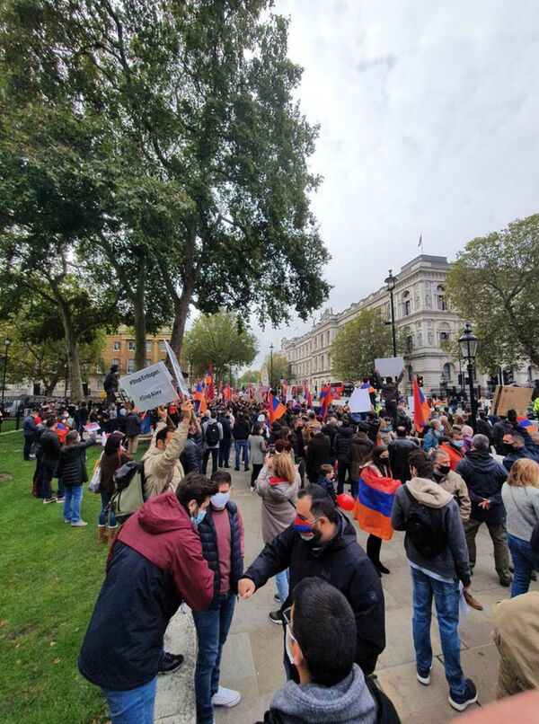 Эрдоган – террорист, признайте Карабах: армяне протестуют в центре Лондона - видео Эрдоган – террорист, признайте Карабах: армяне протестуют в центре Лондона - видео - Sputnik Армения