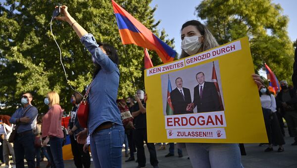Женщина с плакатом Не допустим второго геноцида со стороны Эрдогана во время акции протеста армянской общины перед зданием канцелярии в Берлине (30 сентября 2020). Германия - Sputnik Արմենիա