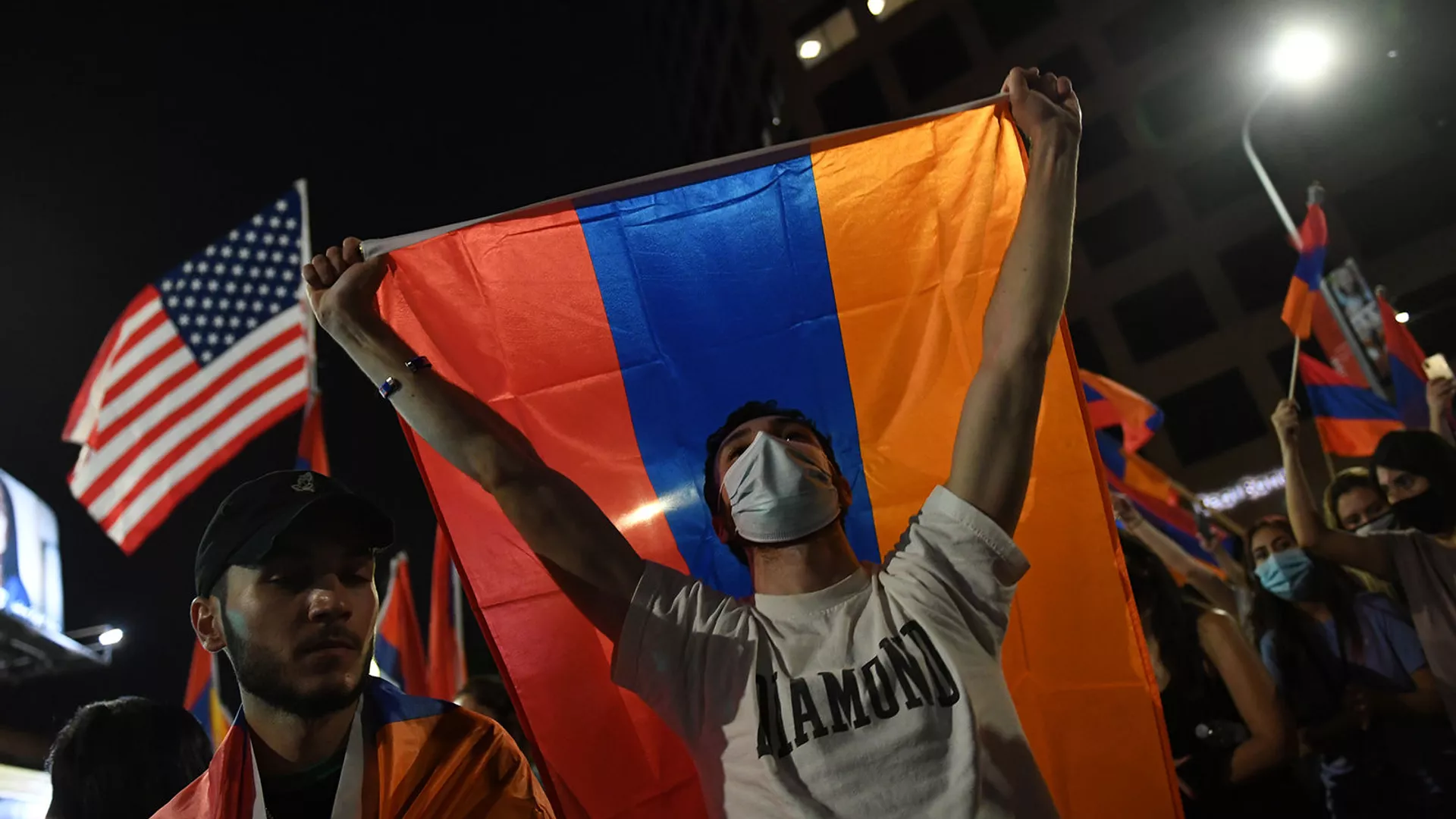 Молодые люди с флагами Армении и США в Лос-Анджелесе  - Sputnik Армения, 1920, 15.12.2021