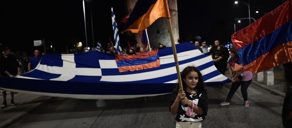 Армянская община, проживающая в Салониках, собирается рядом с Белой башней в знак протеста против продолжающихся боевых действий между Арменией и Азербайджаном (3 октября 2020). Салоники, Греция - Sputnik Արմենիա