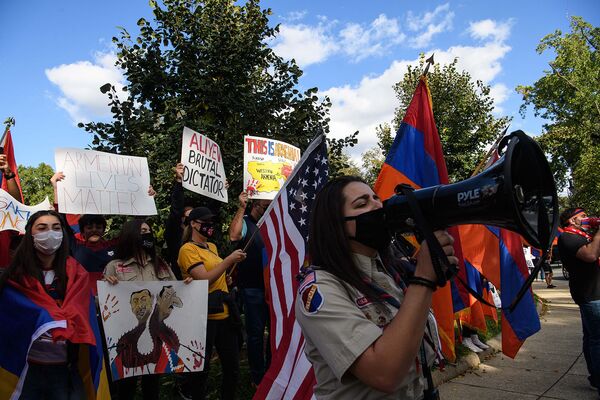 Акция протеста против конфликта в Карабахе и поддержки Турцией Азербайджана перед резиденцией турецкого посла в Вашингтоне, округ Колумбия (2 октября 2020). США - Sputnik Армения
