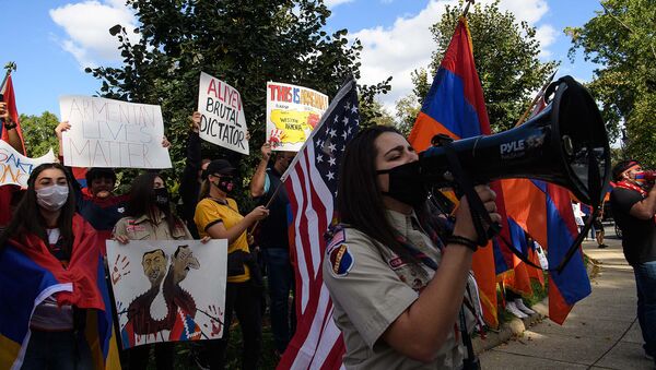 Акция протеста против конфликта в Карабахе и поддержки Турцией Азербайджана перед резиденцией турецкого посла в Вашингтоне, округ Колумбия (2 октября 2020). США - Sputnik Արմենիա