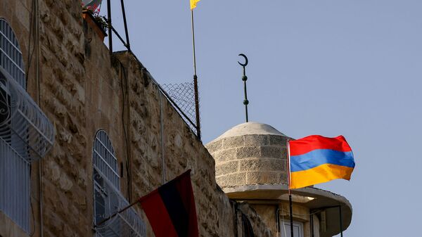 Флаги Армении в старом городе армянского квартала Иерусалима года в знак поддержки продолжающегося конфликта в Нагорно-Карабахском регионе (7 октября 2020). Иерусалим - Sputnik Արմենիա