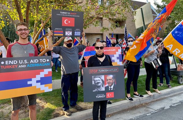 Демонстранты с плакатами и флагами во время акции протеста в поддержку Армении и Карабаха перед Университетом штата Юта (7 октября 2020). Солт-Лейк-Сити, США - Sputnik Армения