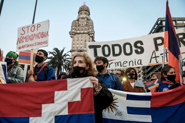 Члены армянской общины Уругвая во время демонстрации в поддержку Армении и Карабаха  на площади Независимости в Монтевидео (7 октября 2020). Уругвай - Sputnik Армения
