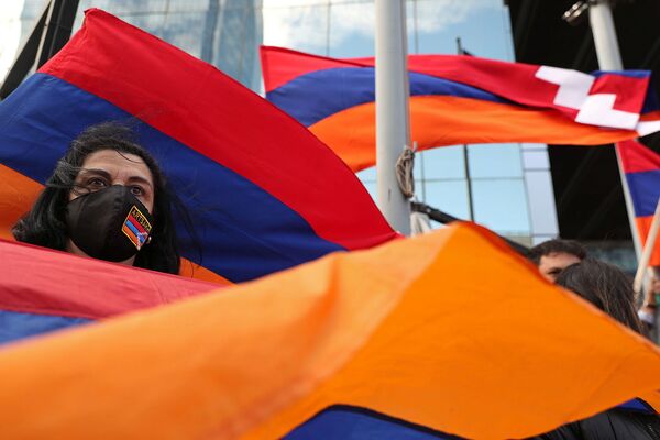 Участница акции протеста армянской общины Чили против военных действий в Карабахе перед зданием посользства Азербайджана в Чили (5 октября 2020). Сантьяго - Sputnik Армения