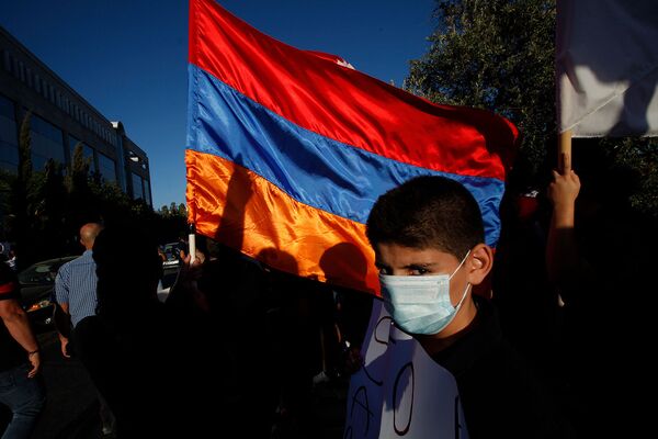 Мальчик у армянского флага во время демонстрации в поддержку Армении перед зданием США в Никосии (30 сентября 2020). Кипр - Sputnik Армения