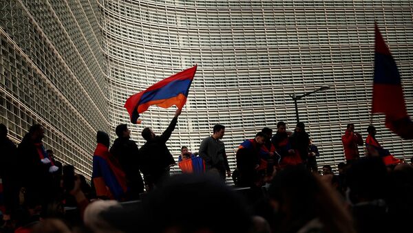 Акции протеста армянских общин Европы возле штаб-квартиры Европейской комиссии в Брюсселе (7 октября 2020). Бельгия - Sputnik Армения