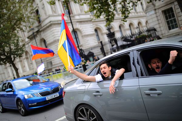 Протестующий машет армянским флагом из автомобиля во время акции протеста в Уайтхолле, Лондон (10 октября 2020). Великобритания - Sputnik Армения