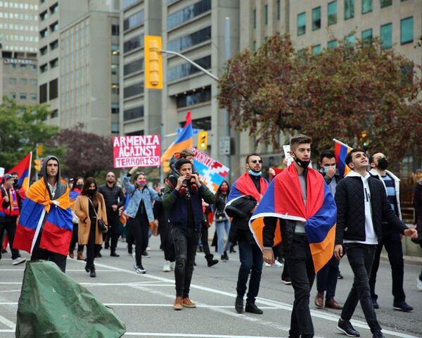 Армянская община Канады во время акции протеста против турецко-азербайджанской агрессии в Карабахе (9 октября 2020). Монреаль - Sputnik Արմենիա