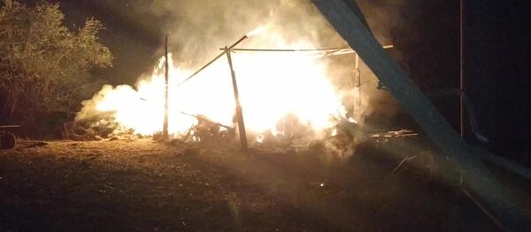 Загоревшийся в результате удара ВС Азербайджана хлев частного дома в Степанакерте - Sputnik Արմենիա