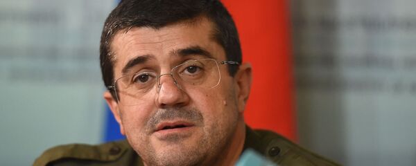 Президент Карабаха Араик Арутюнян во время брифинга в Едином информационном центре (11 октября 2020). Степанакерт Президент Карабаха Араик Арутюнян во время брифинга в Едином информационном центре (11 октября 2020). Степанакерт - Sputnik Արմենիա