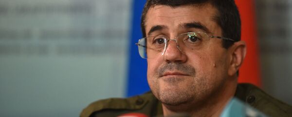 Президент Карабаха Араик Арутюнян во время брифинга в Едином информационном центре (11 октября 2020). Степанакерт Президент Карабаха Араик Арутюнян во время брифинга в Едином информационном центре (11 октября 2020). Степанакерт - Sputnik Արմենիա