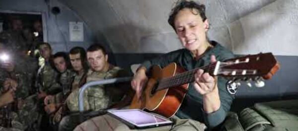 Ռուս ռոք երգչուհի Յուլյա Չիչերինան Արցախի պաշտպանների հետ առաջնագծում Ռուս ռոք երգչուհի Յուլյա Չիչերինան Արցախի պաշտպանների հետ առաջնագծում - Sputnik Արմենիա