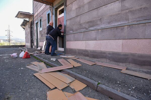 Առայժմ տախտակով. Ստեփանակերտում փորձում են մեղմել հրթիռակոծության հետևանքները. տեսանյութ - Sputnik Արմենիա