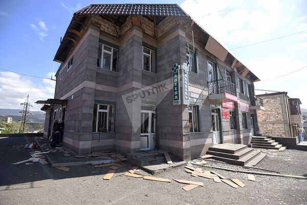 Առայժմ տախտակով. Ստեփանակերտում փորձում են մեղմել հրթիռակոծության հետևանքները. տեսանյութ - Sputnik Արմենիա